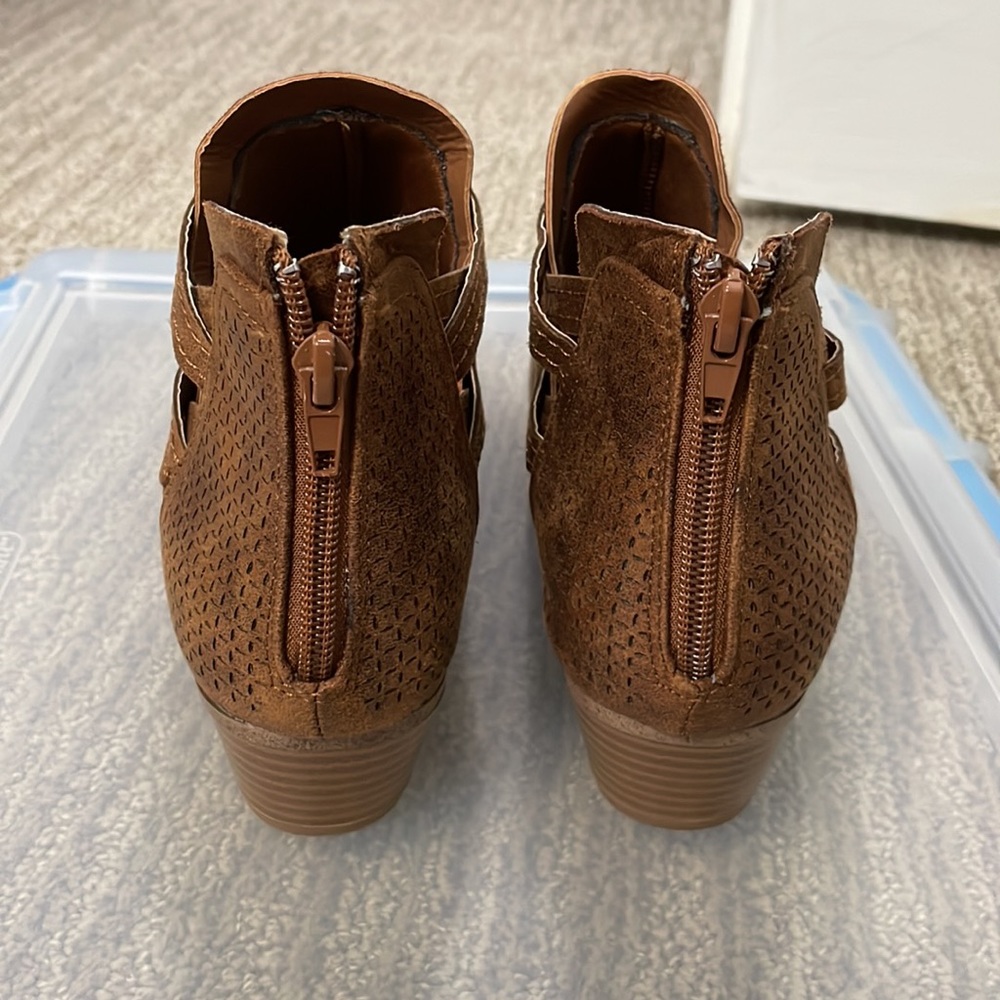 Boots - Picture 3 of 4